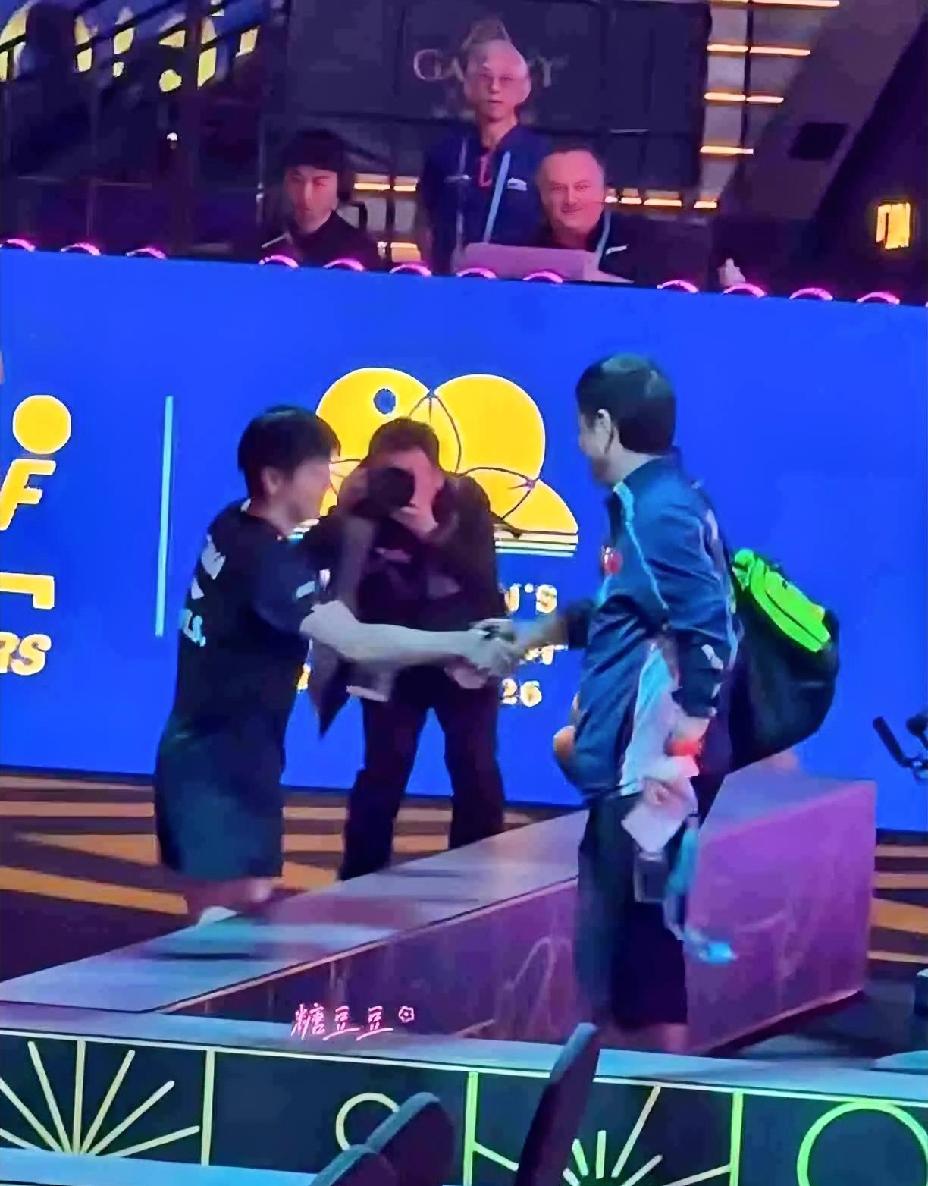 莎莎真是个超级感动的小女孩，夺冠采访结束后，她第一时间跑向邱贻可握手庆祝。