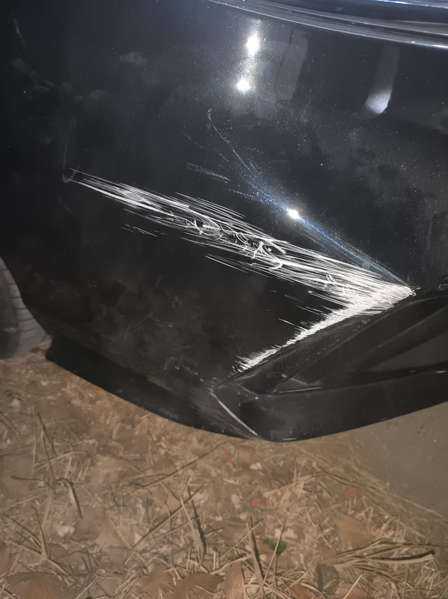 十一代半雅阁刚提车不到一个月剐蹭这两个地方要补漆嘛，还是说是塑料件，放着就行