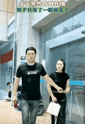 这场景看着真让人心里发堵。手里那本离婚证，红本本变成了冷飕飕的证，刚拿到手就跟块