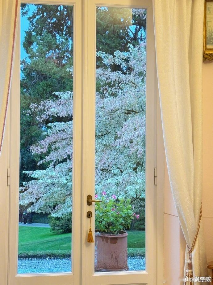 黄景瑜老钱风造型真的是太帅了呀，他这张脸长得就是很贵气的呀，非常适合这个风格呢，