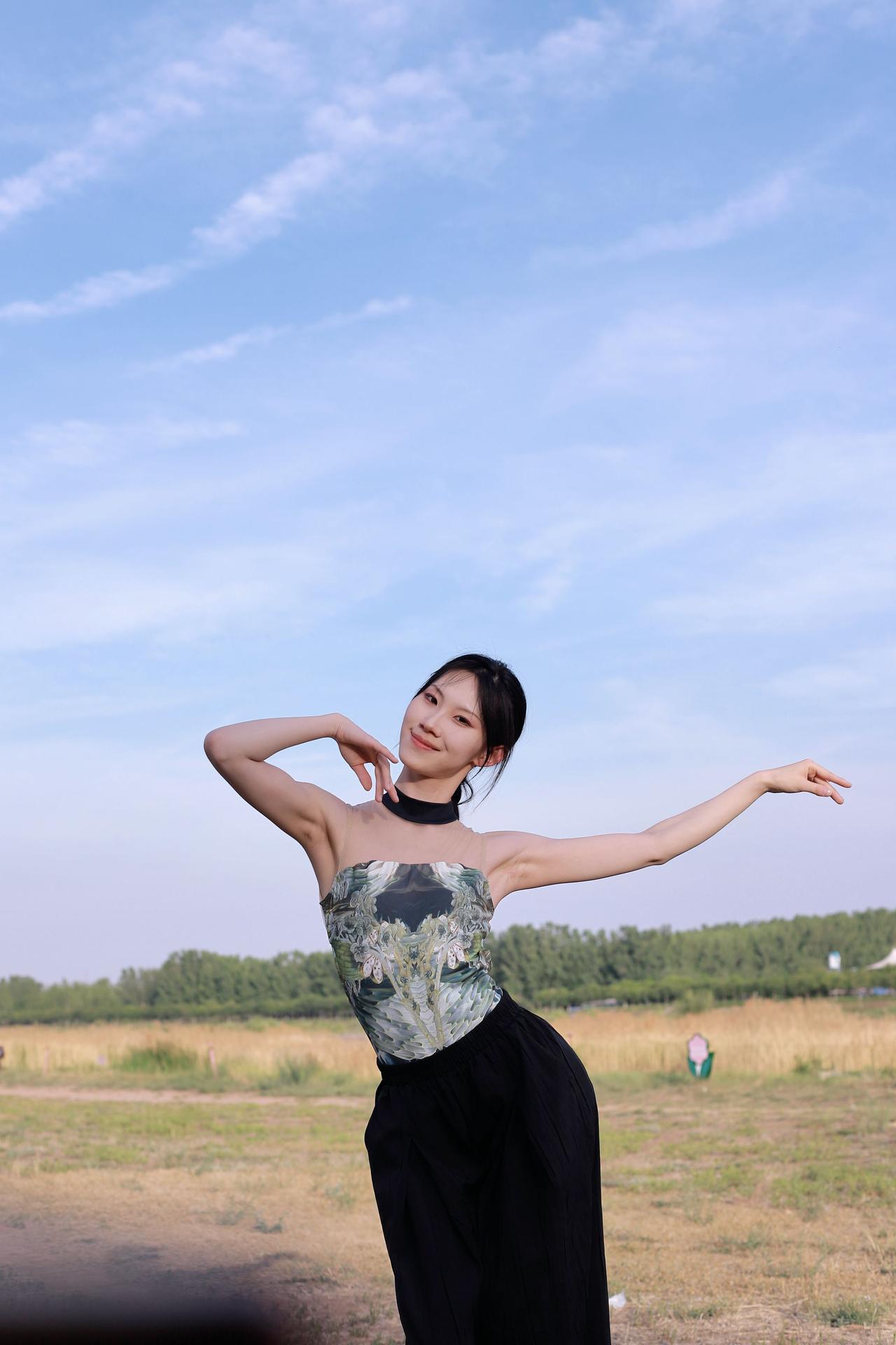 人像摄影约拍跟拍旷野情绪片旷野出片自然是最好的背景板户外女孩的浪漫我镜头里