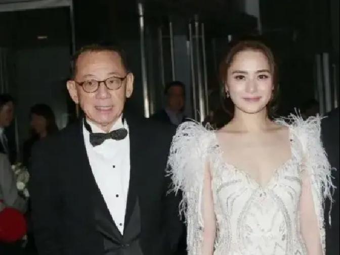 阿娇被艳照门砸懵，杨受成连夜拖她去泰国见白龙王。港媒说老头只丢一句老板无事歌手