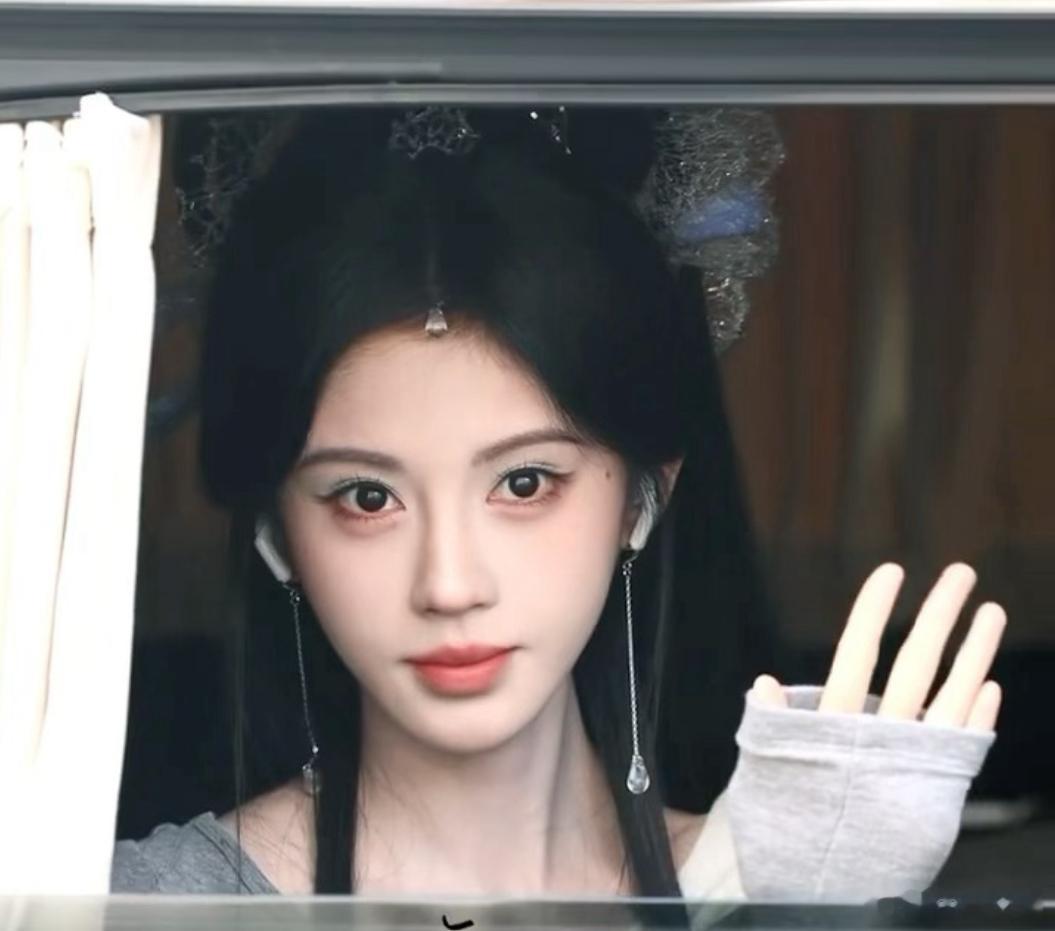 鞠婧祎的怼脸美藏在细节里，“阿黛出妆”造型中，她的唇色柔和，眼妆精致却不浓重。