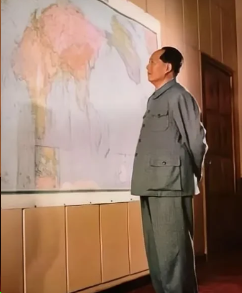 1951年，10万志愿军被美军包饺子，一向淡定自若的彭老总心急如焚连忙向毛主席求