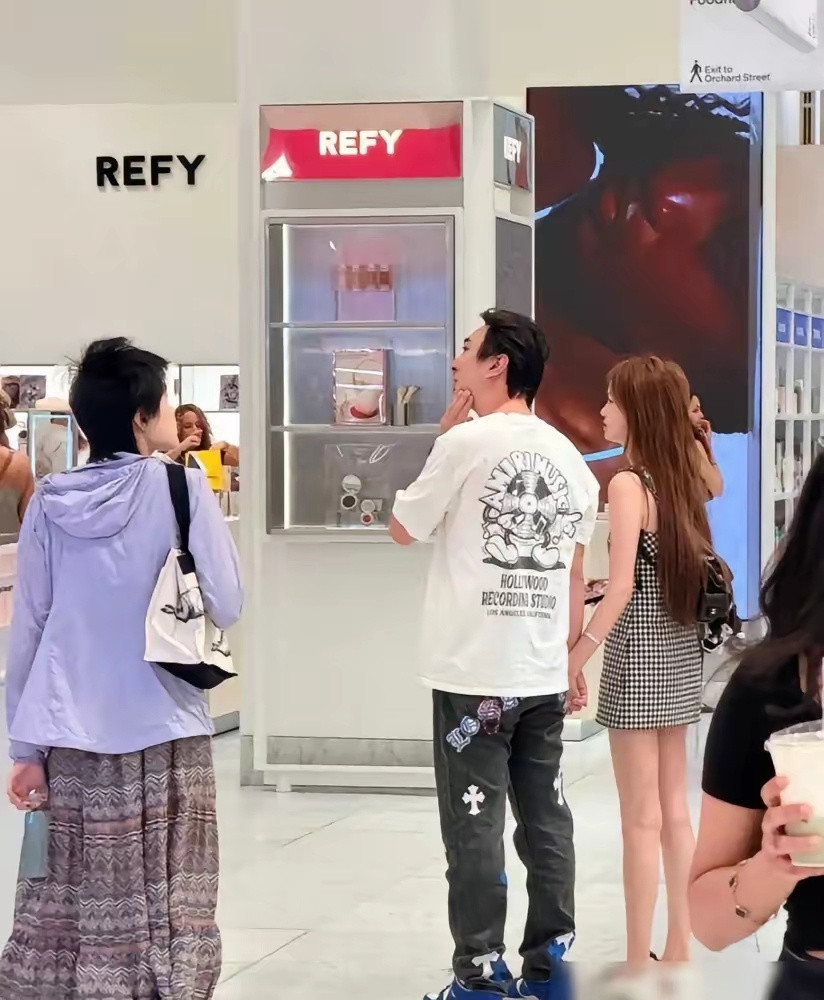 王思聪去了一趟西班牙，直接把全球顶级富豪的消费底线扒了个底朝天。他打卡的伊比萨岛