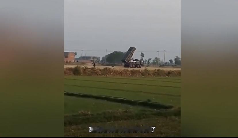 巴铁兄弟发射导弹很随意，就像发射礼花弹一样，在一个村子旁边停下，也不管路过的行人