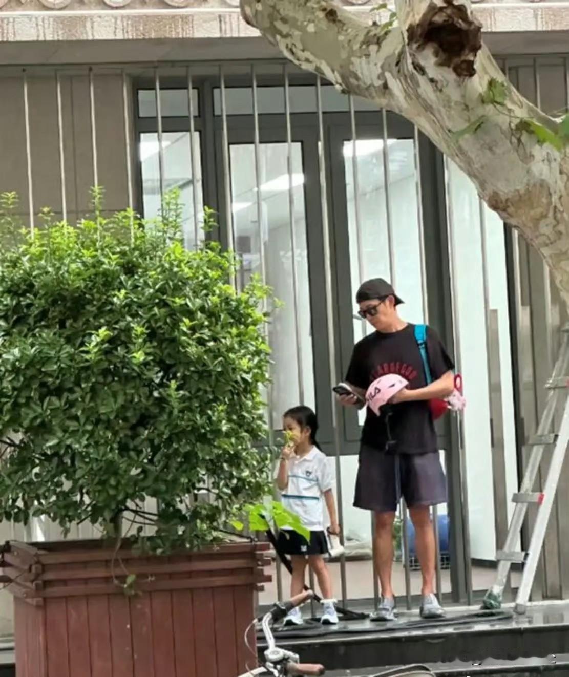 王阳上海街头骑自行车接女儿放学，48岁状态超好。女儿不满6岁，读幼儿园大班，在上