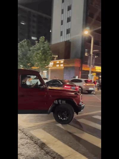 王楚钦连夜开大G返回北京！比赛刚刚结束，头哥带着草莓熊和wcc连夜一起赶回北京，