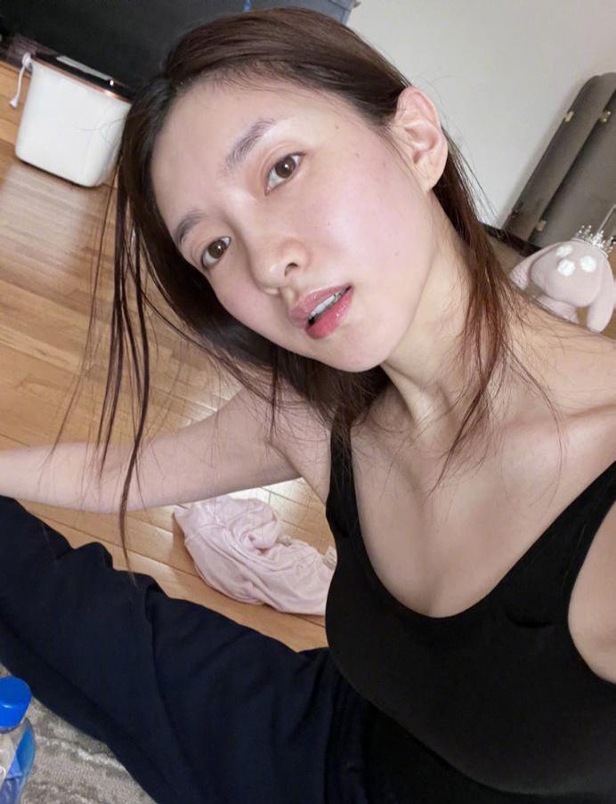 江疏影真的很勇，大方晒出傲人身材...