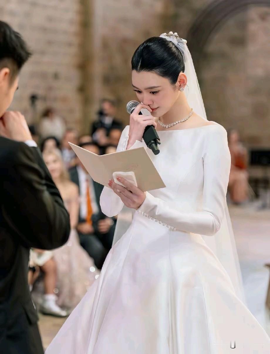 结婚7年儿女双全才办古堡婚礼！奚梦瑶何猷君这场迟来的大婚，撕开多少豪门婚姻的真面