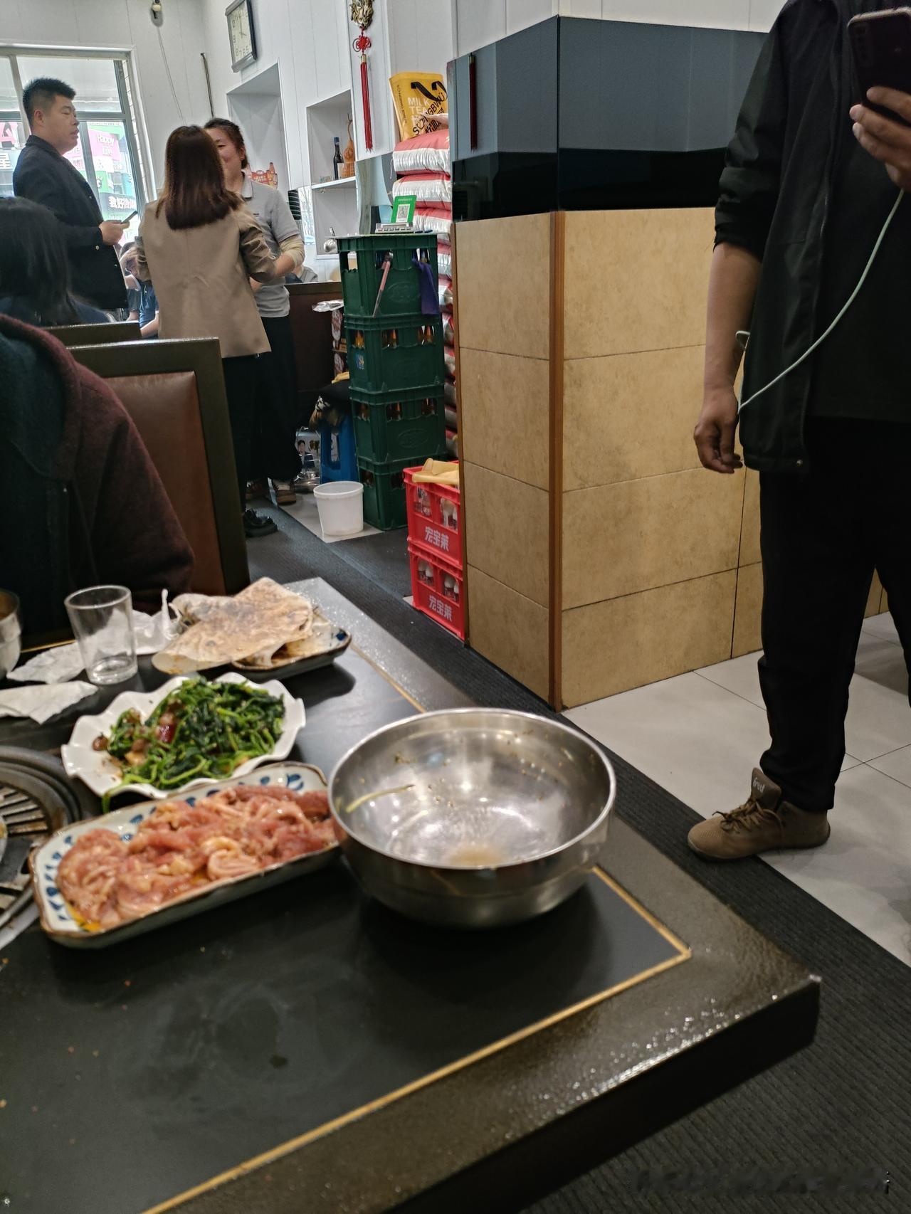 这烧烤店，中午就满座，外面还有人排队等位。我和老公每周必来一次，从不间断。为