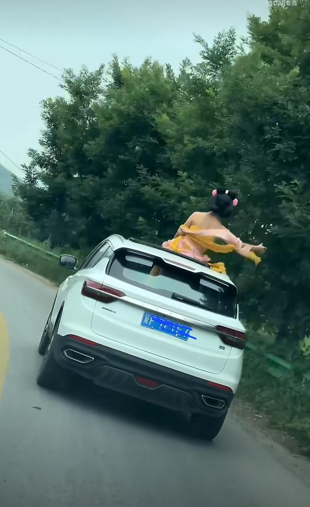 燕赵之地多猛士啊，听说这是河北易县那边的事情。开着车把天窗打开，小姑娘探出半个