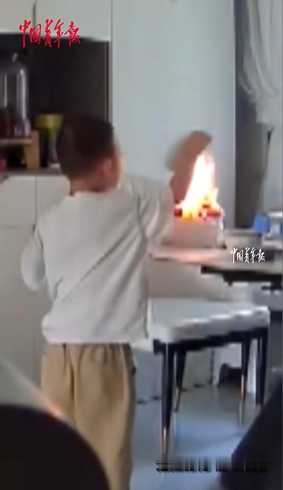 “哭笑不得！”近日，湖南，一男孩在家中玩耍时，把家里的纸巾点燃，见烧了起来，男孩