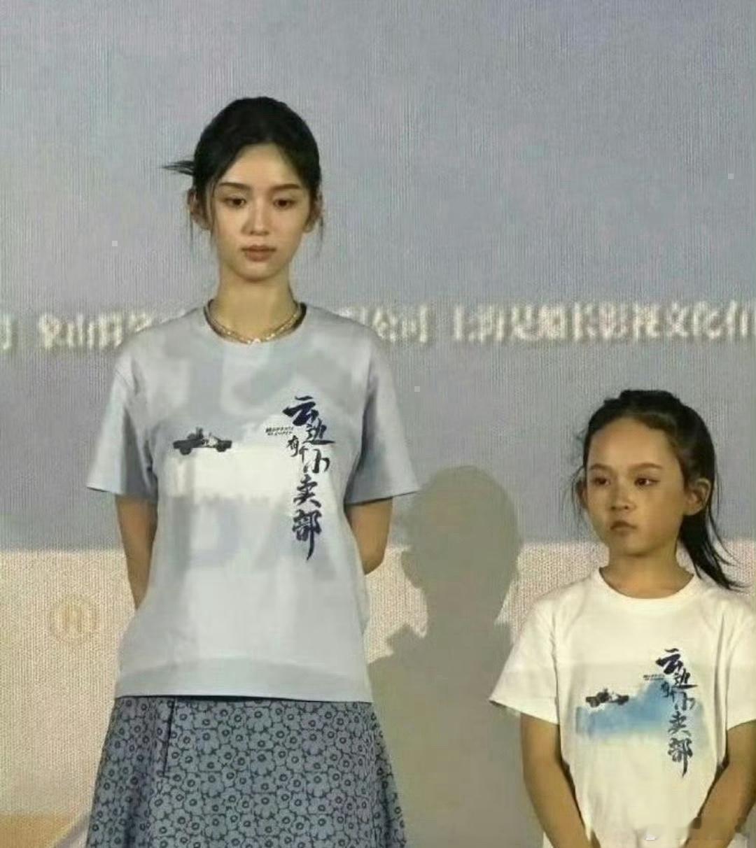 难怪女明星这么上镜呢，周也的头竟然比一个小孩子的头都要小很多。