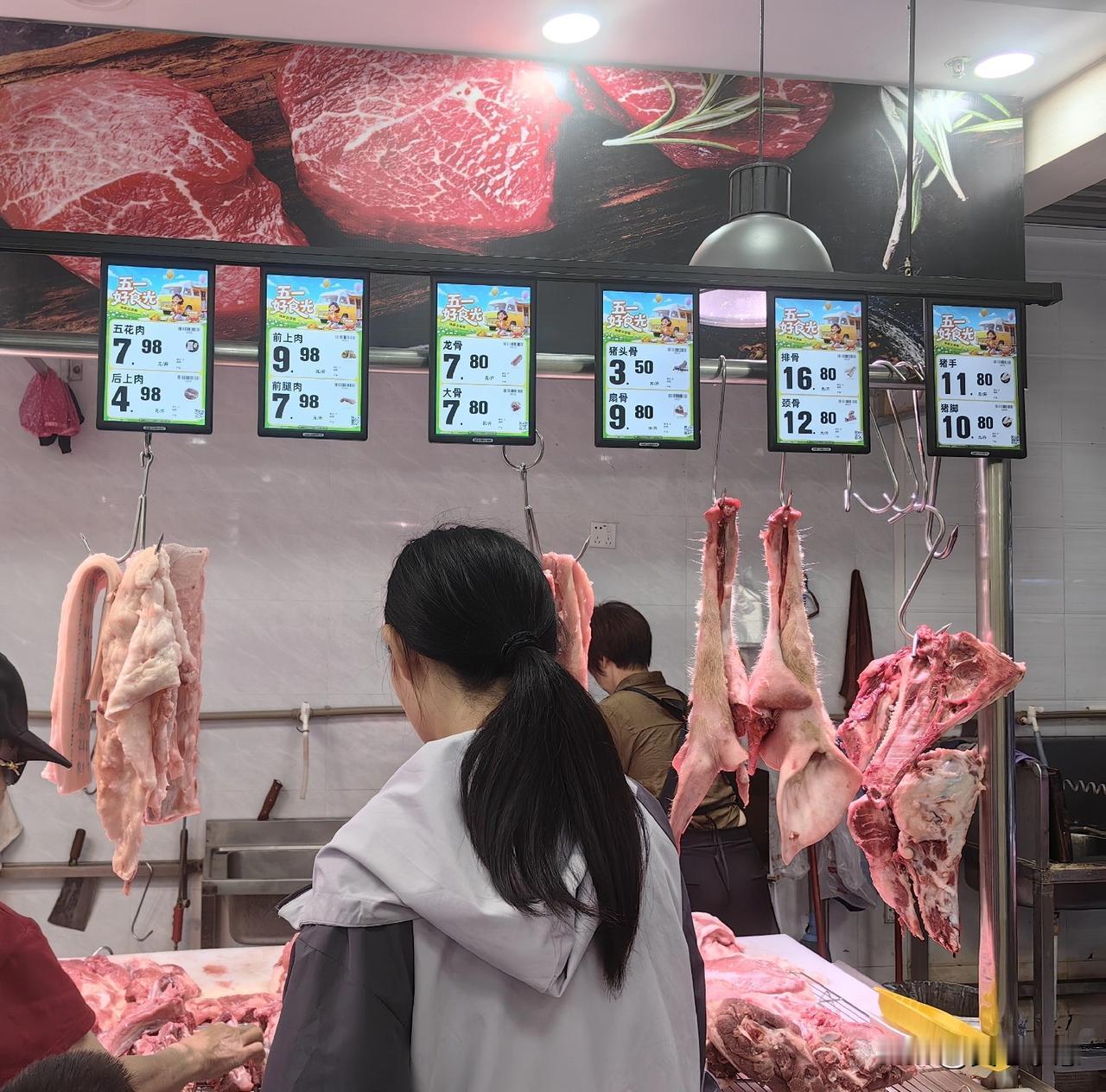 坐标：江门市江海区某超市今天早上，到就近超市买猪肉，没想到猪肉价格这么令人愉快