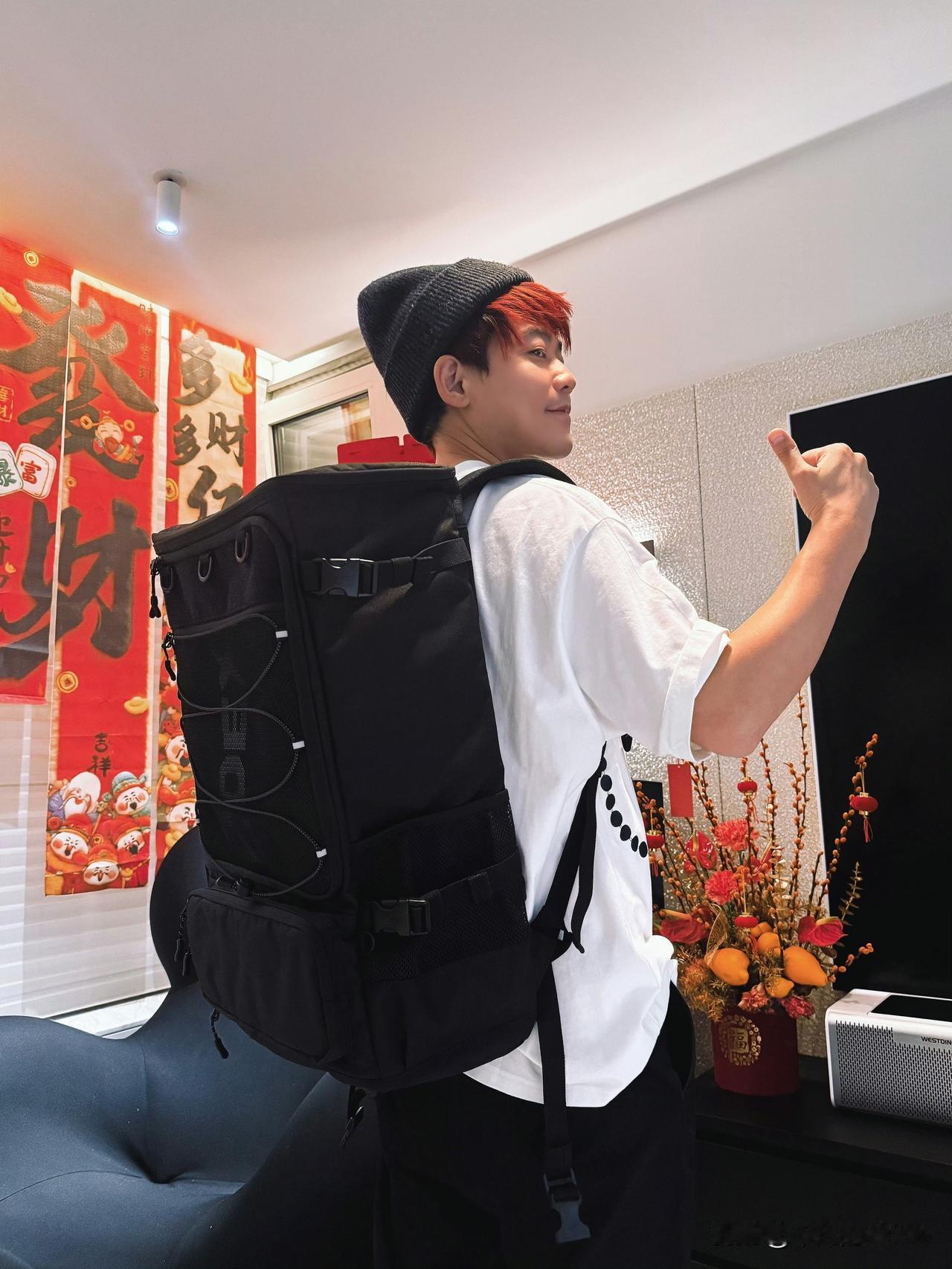 2月14日，苏醒更新生活动态，并配文“不久前买的很心仪的一个背包，刚入手时被笑不