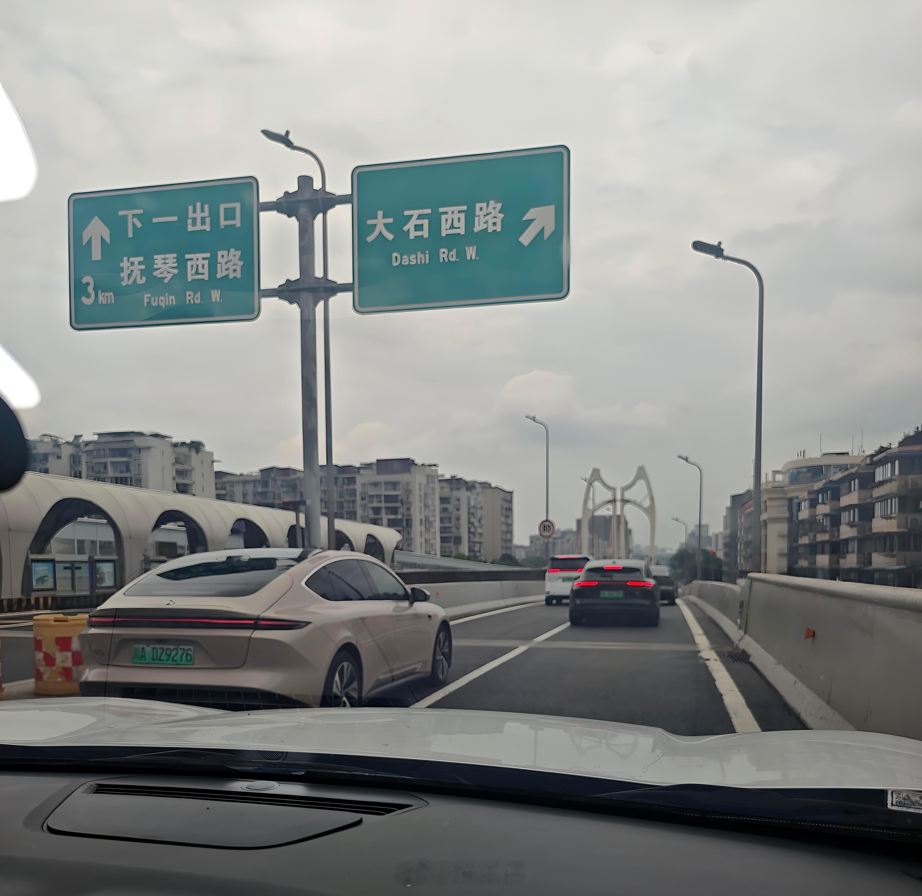 成都路上蔚来的能见度也很高蔚来