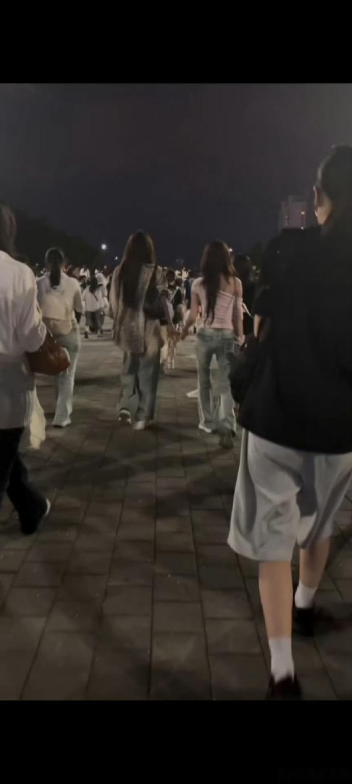 太赞啦！有粉丝在韩国成功偶遇王奕周诗雨看aespa演唱会，还分享了现场图，真