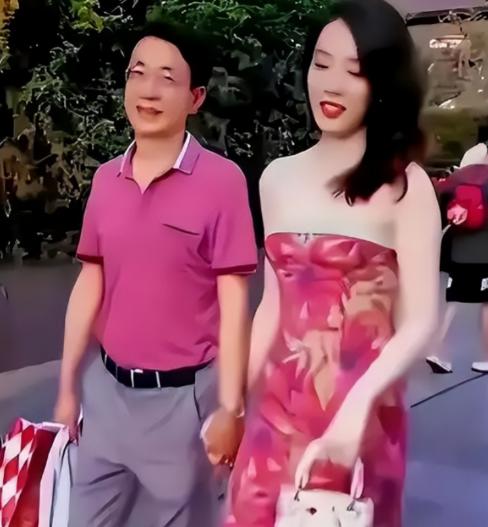 “牵手门”后，董思槿的人生彻底改写。2023年6月，成都太古里街头一段牵手