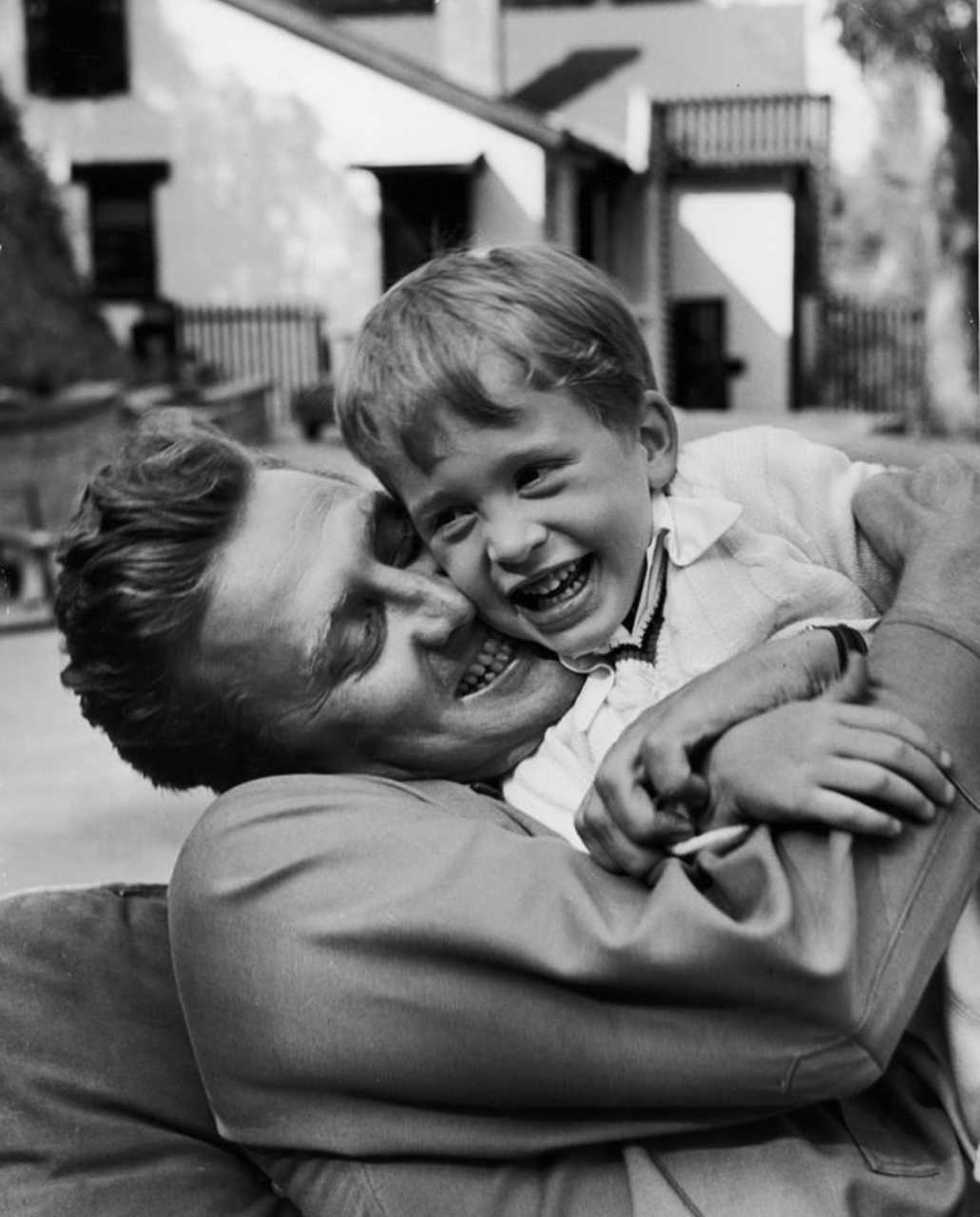 【来自投稿】图一1949年美国电影演员柯克·道格拉斯和儿子迈克尔·道格拉斯