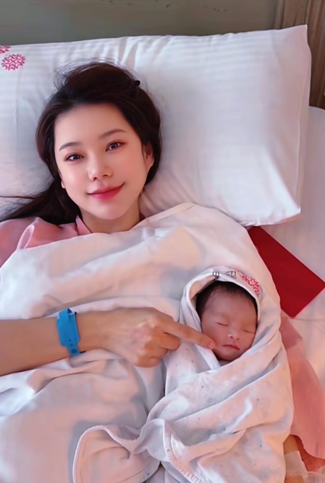 孩子刚出生，张兰给孙子起名“小七宝”，直接被儿子汪小菲当众反对，汪小