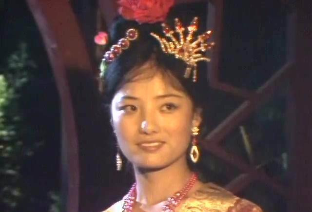 女演员，任文坚，她参与了八六版西游记的拍摄，只演了一场，拍了一个晚上，因为在剧组
