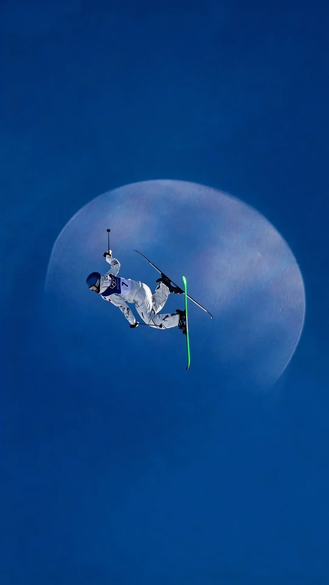 谷爱凌飞起来了当谷爱凌腾空而起的时候，矫健的身姿融入到了意大利湛蓝的晴空，真的