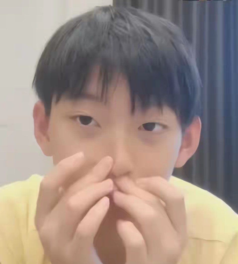 大S儿子近照曝光，内双肿眼泡，越来越像汪小菲，张兰满眼疼爱