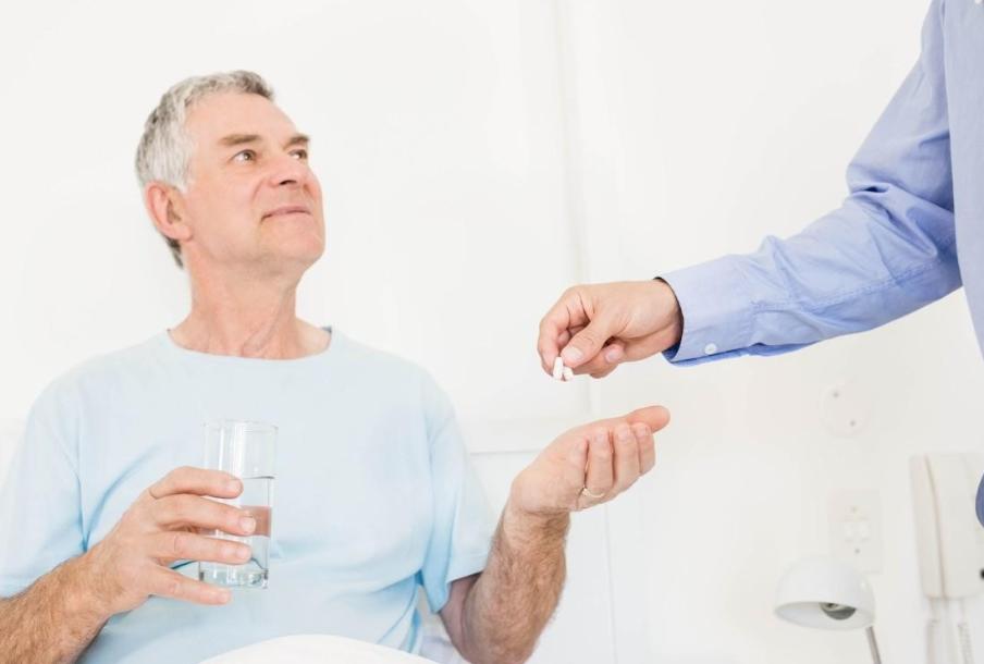 又一起吃他汀猝死！医生再三提醒：春季吃他汀的人，要警惕这3点他汀类药物救