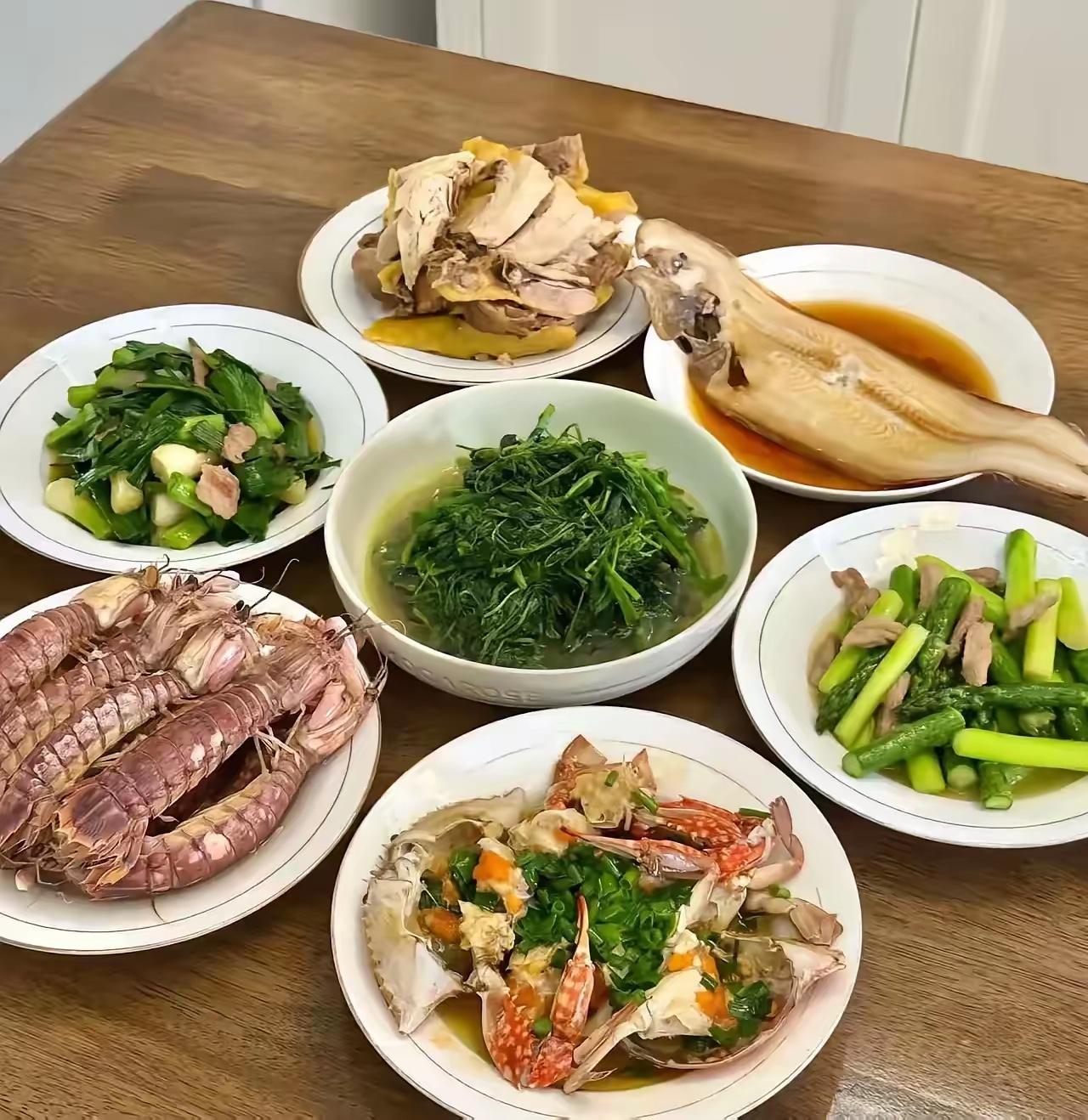 有网友晒晚餐，问大家这顿饭在全国能达到啥标准？算一下：皮皮虾大概40元，梭子蟹大