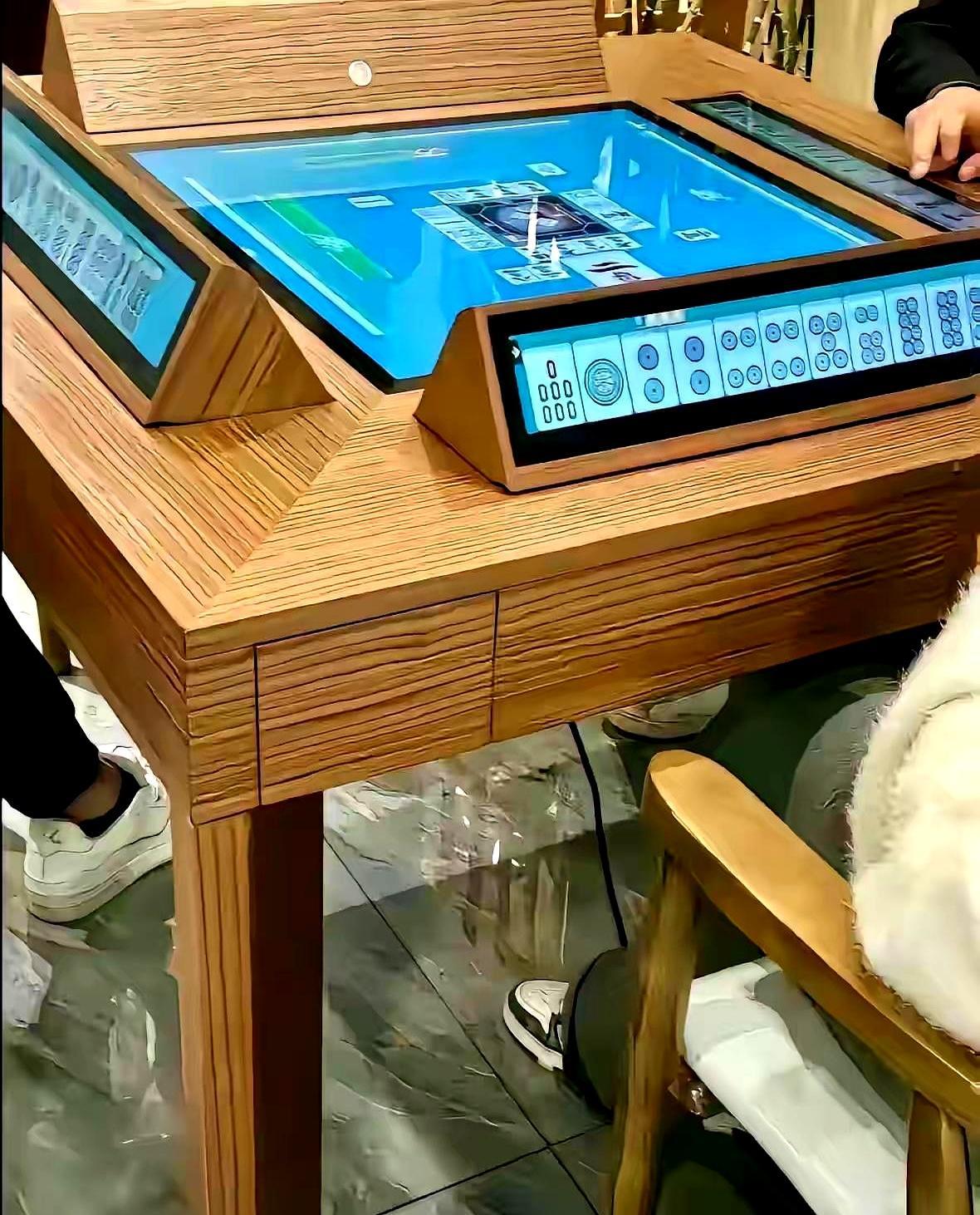 完了，搓了半辈子麻将，现在连麻将桌都看不懂了。整个桌子就是一块大屏幕，麻将