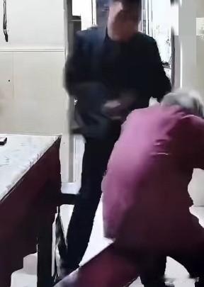 全网怒了！儿子暴打92岁的老母亲，孝道在他眼里一文不值？视频里的老母亲，看着