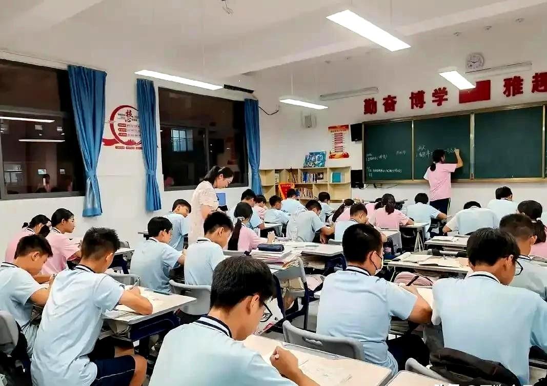 闺蜜说她作为一名年轻教师，极不喜欢办公室内部分老师的行为。有的老师时不时地就会