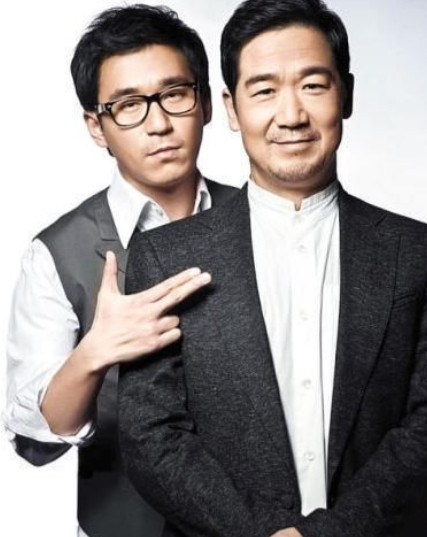 2004年，张国立的儿子张默因为打架被中戏开除，但演艺之路依然光明，张国立特意请