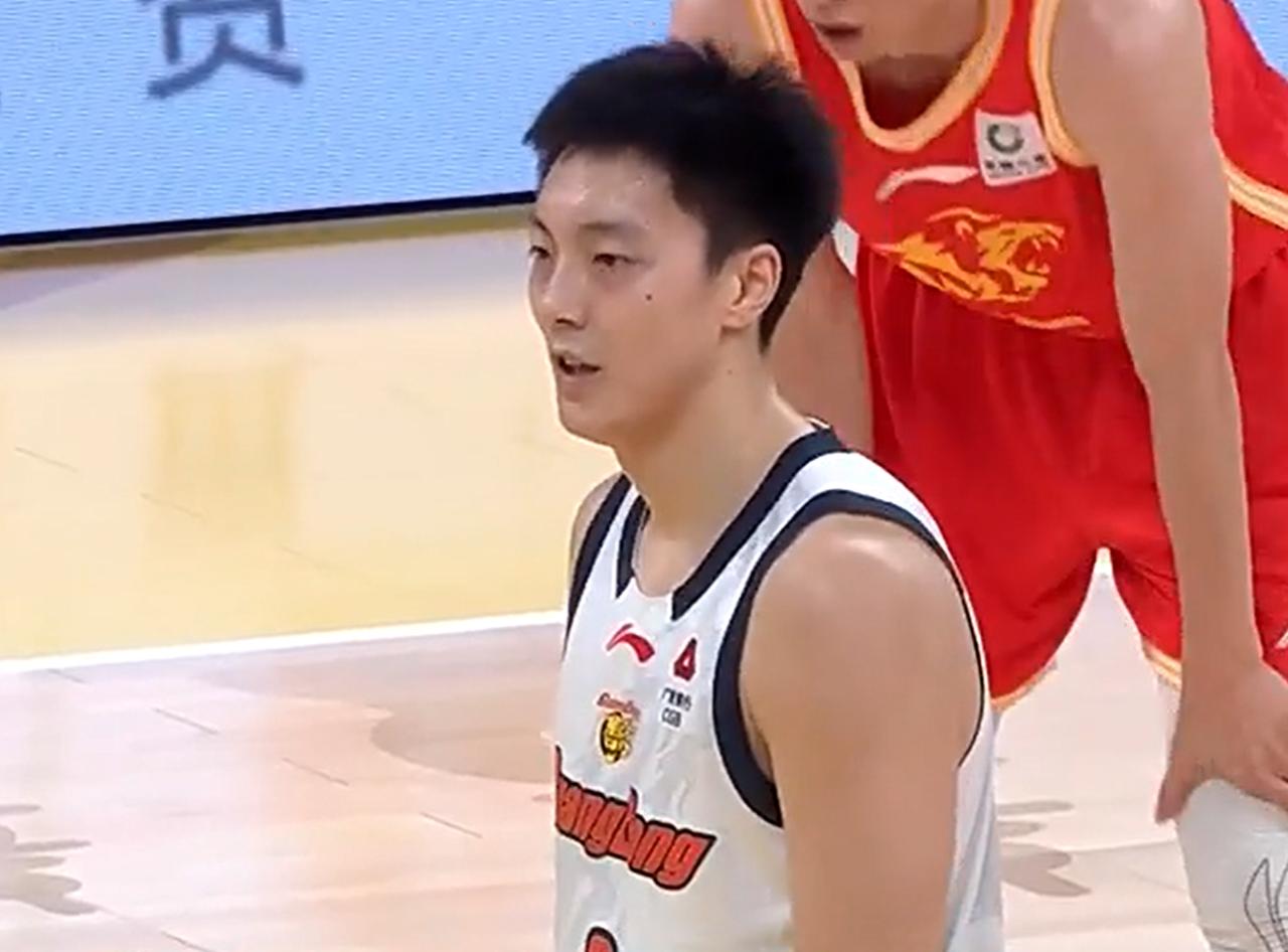 胡明轩无缘与福建队的比赛！广东队这边传来一个让人扼腕叹息的消息，后场悍将胡明轩