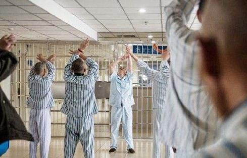 出身美国名门，先天低智，被父亲骗上手术台，在精神病院过20年1918年，罗斯玛