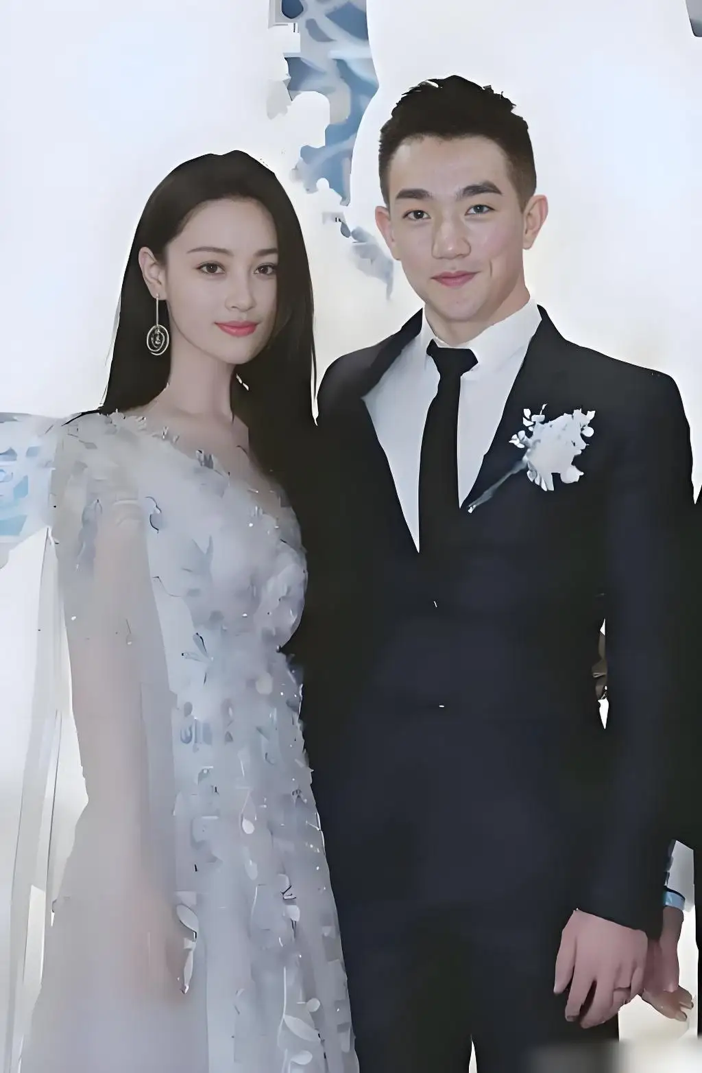这是张馨予的老公何捷，褪去军装依旧气场在线这是演员张馨予的丈夫何捷，不少网友都在讨论他的气质。何捷曾