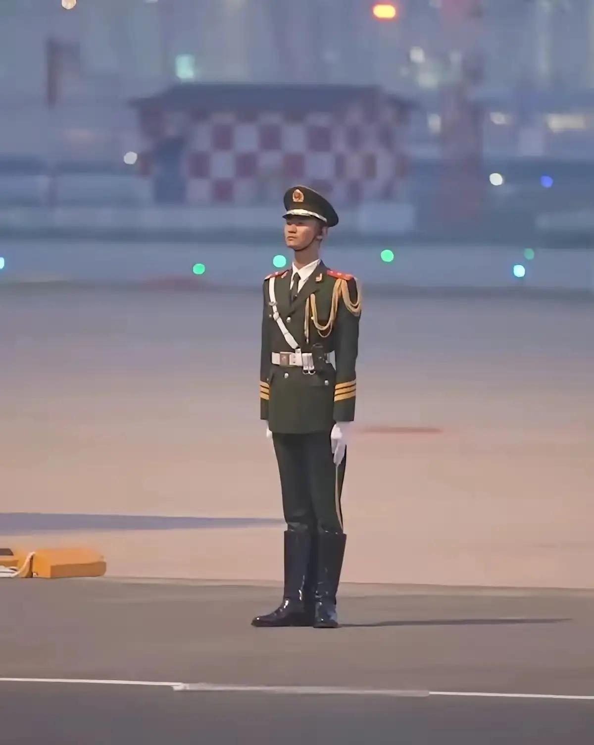 中国军人被盛赞顶礼啥时军姿能站到此种程度，这个兵就算是真正合格了。中国仪仗大队，