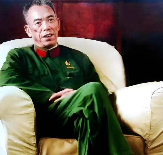 1981年，68岁的梁兴初坐在木椅上，死死盯着平反文件上“恢复大军区正职待遇”几