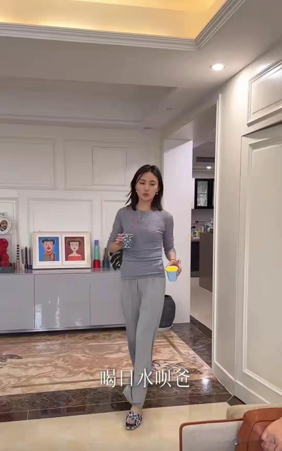 海哈金喜在直播时，有许多粉粉丝问她春节怎么过？并叫她把李亚鹏带上，他说我们还没有