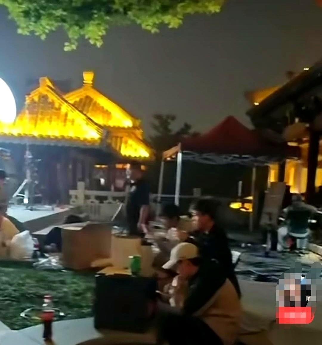 看到与辉同行那帮人，就蹲在安徽的路边上，一人捧个盒饭在那扒拉。好多人说，董宇辉