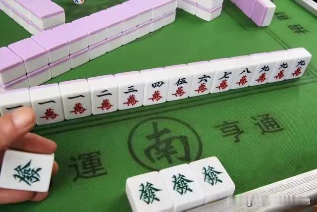 发小打了几十年麻将，今年出去打工了，没钱打麻将了，没钱花了，她怕自己坚持不住，就