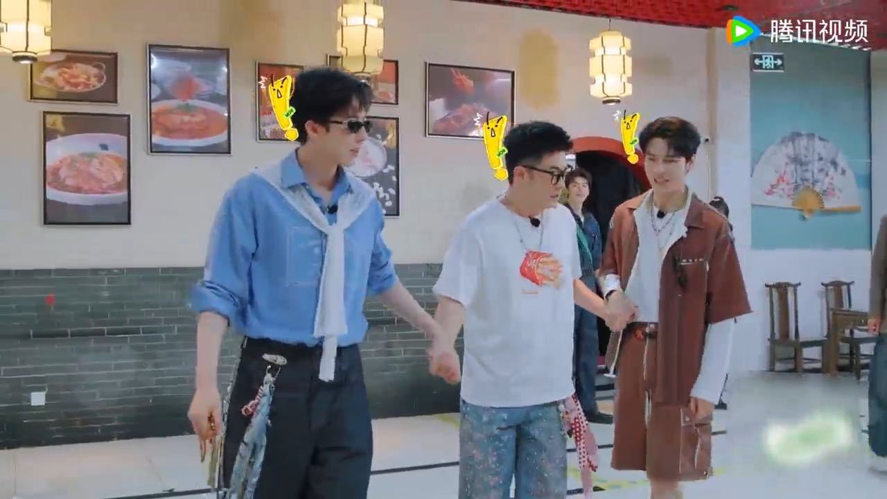 这组三个人上去就是错误接龙，一个接一个说错。刘宇宁想帮队友找补，结果自己也踩雷了