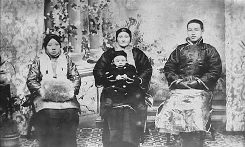 1906年冬日的一天，蒋家老宅里，传出一阵刺耳的哭声。毛福梅双手紧紧抱住腹部，脸