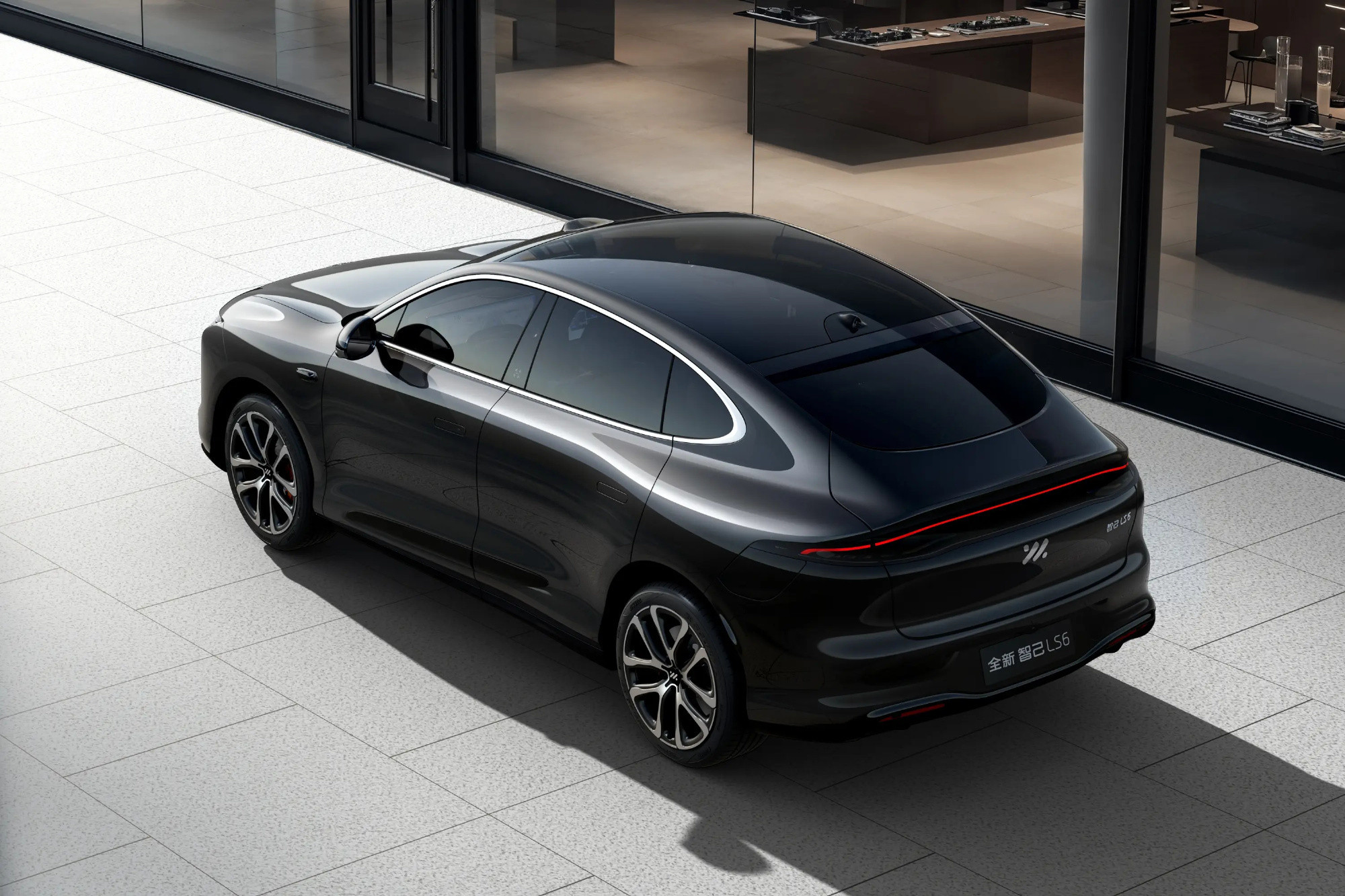 开智己LS6这段时间，整体开着特别舒心🚗车身看着不小，实际操控很灵活，日常穿梭