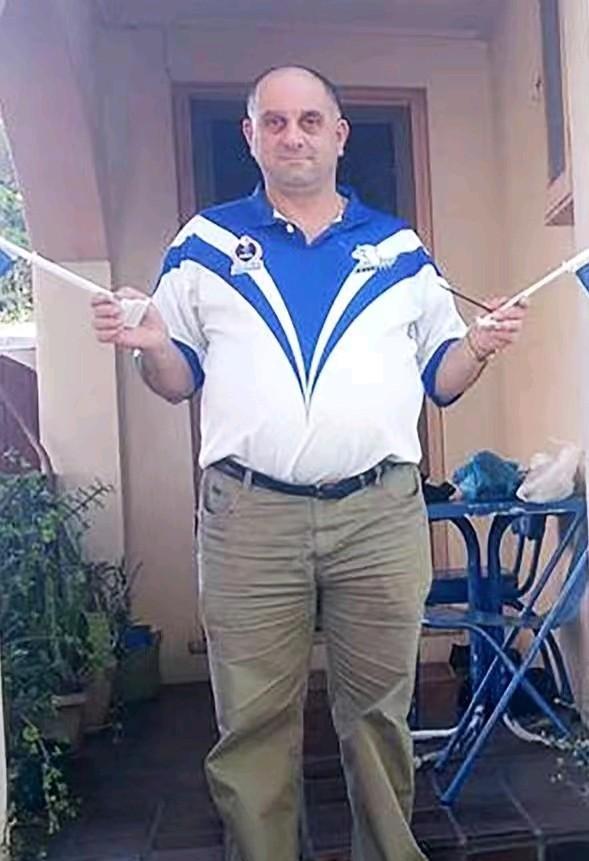 这位60岁悉尼男人从自家窗口向外射击近俩小时，没目标，无差别。在雨点般落下的花