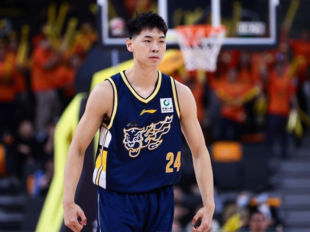 CBA最新消息：据知名篮球自媒体人付政浩谈到崔永熙的表现表示：“显然他的身体状态