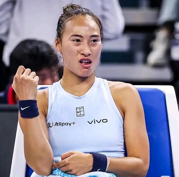郑钦文今年的赛场表现看得我有点心疼2025年她一共退赛5次，不是她不想打