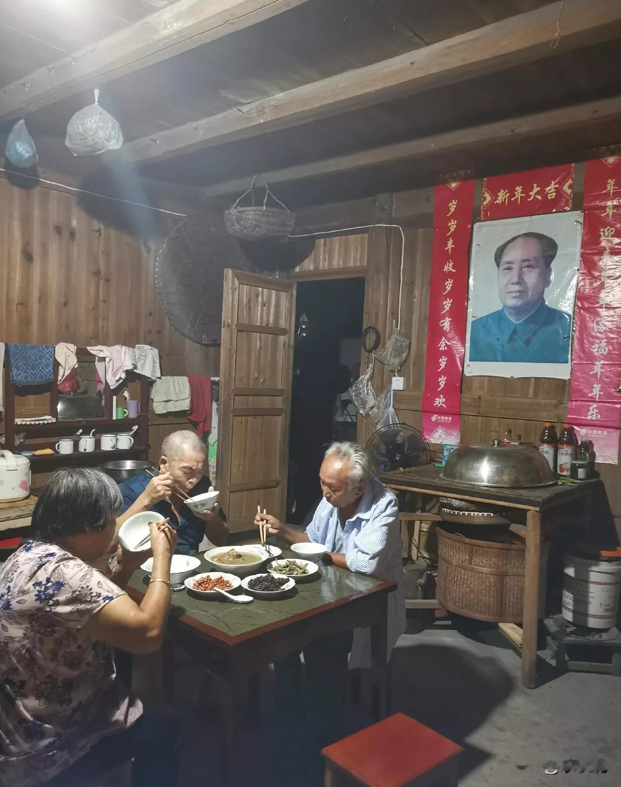 一代伟人，身前指点大好江山，身后凝视凡人晚餐。伟人，负重前行；