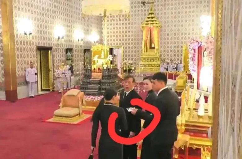 思蕊梵公主不装了，对弟弟提帮功递过来的纸巾一眼没看，直接推开。守夜第三晚离场